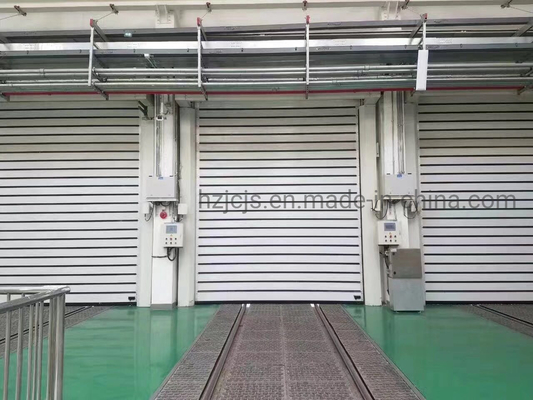 Porte de garage en spirale à haute vitesse à roulement en noyer avec modèle de panneau de porte linéaire