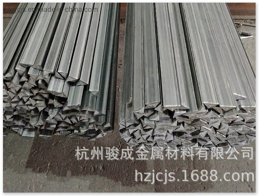 Membre de la barre de forme triangulaire en acier structural au carbone Chamfer Q235 pour le béton préfabriqué